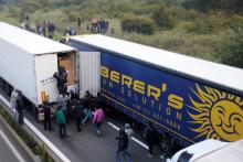 Les migrants tentent de rentrer dans un camion à Calais.