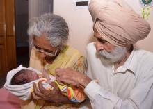 Inde bébé mère 70 ans 