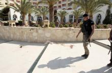 Un policier tunisien dans l'hôtel de Sousse (Tunisie) après l'attaque. 