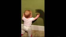 Le bébé très intéressé par l'ombre chinoise. 