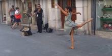 Une danseuse palestinienne dans les rues d'Italie. 