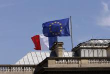 Le drapeau de la France et celui de l'Union européenne.