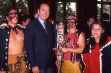 Le maire de Paris Jacques Chirac reçoit pour une réception à l'Hotel de Ville des Amérindiens "Haidas" venus de l'ouest du Canada en août 1989.