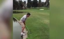 Ce joueur de golf prend des risques pour réussir un coup parfait.