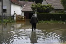 Une personne marche dans une rue inondée de Nemours.