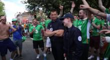 Les supporters Irlandais en train de chanter pour une policière française. 