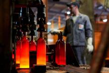 Saverglass produit 400.000 tonnes de bouteilles et flacons par an.