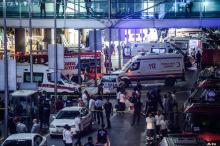Les secours et des passagers devant l'aéroport d'Istanbul après l'attentat du 28 juin.