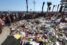 Des fleurs déposées sur la Promenade des Anglais en hommage aux victimes de l'attentat du 14 juillet.  