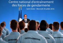 François Hollande au Centre national d'entraînement des forces de gendarmerie, à Saint-Astier.