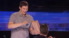 Steven Brundage est un magicien américain spécialisé dans les tours avec des Rubik's Cube. Sa prestation à l'émission américaine "America's Got Talent" a bluffé le jury.