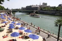 Les berges de la Seine se transforment en plage l'été à Paris.