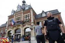 Un policier devant la mairie de Saint-Etienne-du-Rouvray le 26 juillet.