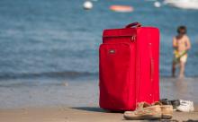 Une valise sur la plage.