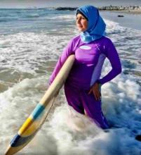 Une femme en burkini sur la plage