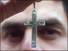 Une croix chrétienne en pendentif.