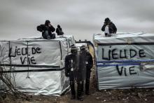 Des policiers dans la "jungle" de Calais.