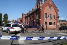 Des policiers devant l'hôtel de police à Charleroi.