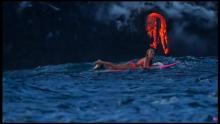 Alison Teal la surfeuse près du volcan 