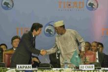 La poignée de main entre Shinzo Abe et Idriss Déby