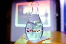 Un bouteille d'eau Véolia.