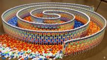 Une jeune fille a utilisé 15.000 dominos pour réaliser ce triple cercle.