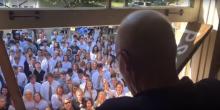 400 élèves sont venus chanter sous les fenêtres de leur professeur, atteint d'un cancer.