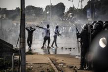 Des partisans de l'opposition face à la police Gabonaise à Libreville.