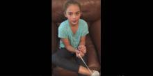 Cette petite fille apprend à d'autres enfants comment il est possible de se libérer d'un collier de serrage en plastique avec ses lacets. 