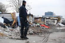 Un policier lors du démantèlement d'un camp de Roms à Saint-Ouen en novembre 2013.