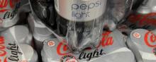 Des canettes de Coca-Cola light. 