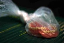Un dentier dans un sac plastique