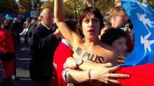 Une Femen lors d'une manifestation de "La Manif pour tous".