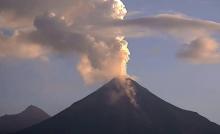 Le volcan mexicain Colima en éruption.