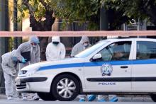 La police devant l'ambassade de France à Athènes.