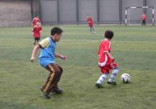 Des enfants jouant au football en Chine.