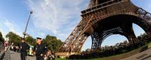 Des CRS devant la Tour Eiffel.