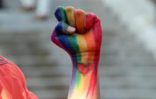 Un poing levé aux couleurs LGBT.