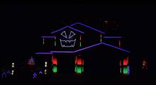Un californien décore sa maison pour Halloween qui s'illumine sur une musique d'AC/DC