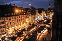Le marché de Noël de Strasbourg est traditionnellement installé au pied de la cathédrale.