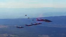 Trois jetmen volent avec la Patrouille de France.