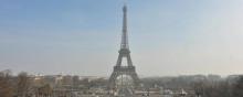 La Tour Eiffel sous un nuage de pollution en mars 2014.
