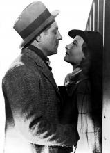 "T'as de beaux yeux tu sais?" demande Jean Gabin à Michèle Morgan avant qu'elle ne le supplie de l'embrasser dans le film Le Quai des Brumes de Marcel Carné en 1938.