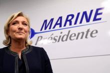 Marine Le Pen devant son nouveau logo. 