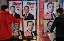 Des affiches de campagne de Benoît Hamon et Manuel Valls
