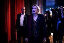Le garde du corps de Marine Le Pen, Thierry Légier, (1er g) et la cheffe de son cabinet Catherine Gr