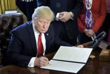 Donald Trump lors de la signature de directives destinées à détricoter la réglementation financière 