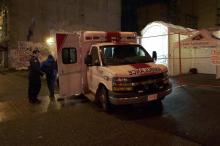 Une ambulance prend un charge un patient à proximité d'installations destinées à faire face à la cri