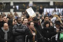 Plusieurs centaines de manifestants à Paris "contre la corruption des élus", Place de la République,