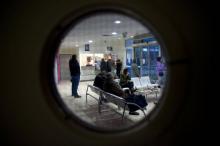 Des patients attendent aux urgences du CHRU de Trousseau à Tours le 12 janvier 2017, en plein épidém